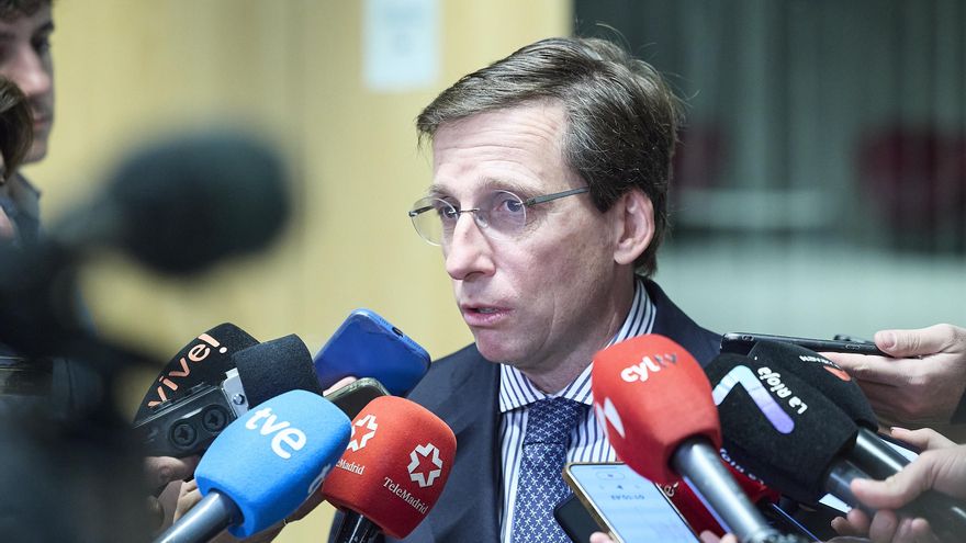 El alcalde de Madrid, José Luis Martínez-Almeida, atiende a los medios durante el acto de lanzamiento del 40 aniversario de Fad Juventud, a 20 de mayo de 2026, en Madrid (España). El acto se celebra bajo el lema ‘40 años al lado de la juventud’.