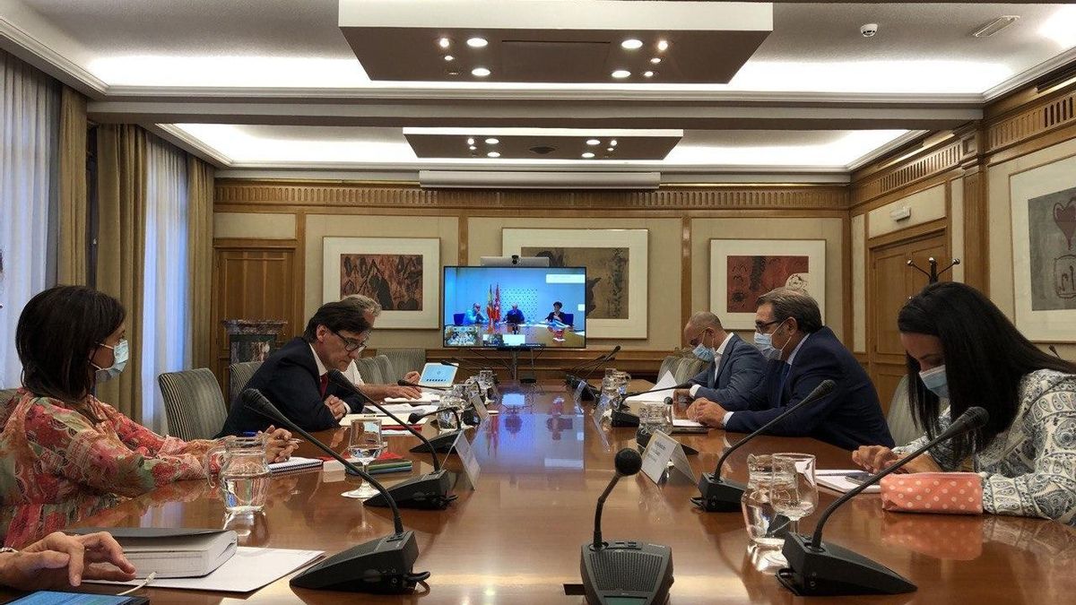 Reunión telemática en Sanidad entre el ministro Illa y los consejeros de Madrid, Castilla-La Mancha y Castilla y León