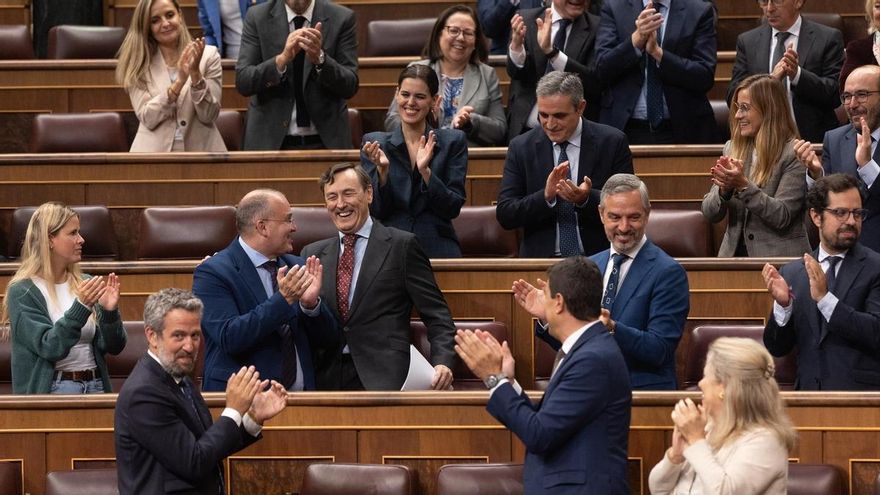 La bancada del PP aplaude al diputado Rafael Hernando, durante una sesión de control al Gobierno, en el Congreso de los Diputados, a 22 de octubre de 2025, en Madrid (España).