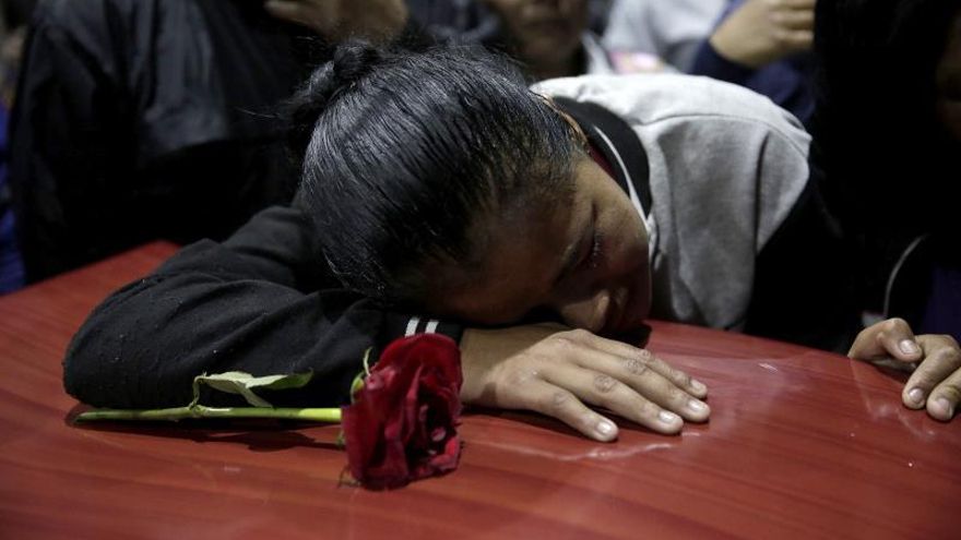 Familiares y amigos de un líder indígena asesinado en octubre de 2019, asistían a su sepelio en Tacueyó, departamento del Cauca, Colombia.