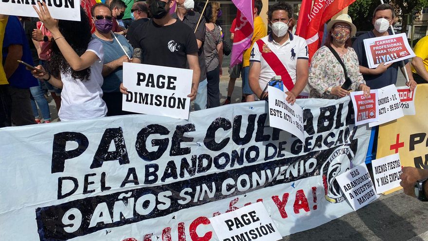 Los trabajadores de Geacam llevan sus movilizaciones a las puertas del acto del Día de la Región: "Bombero forestal, precario laboral"