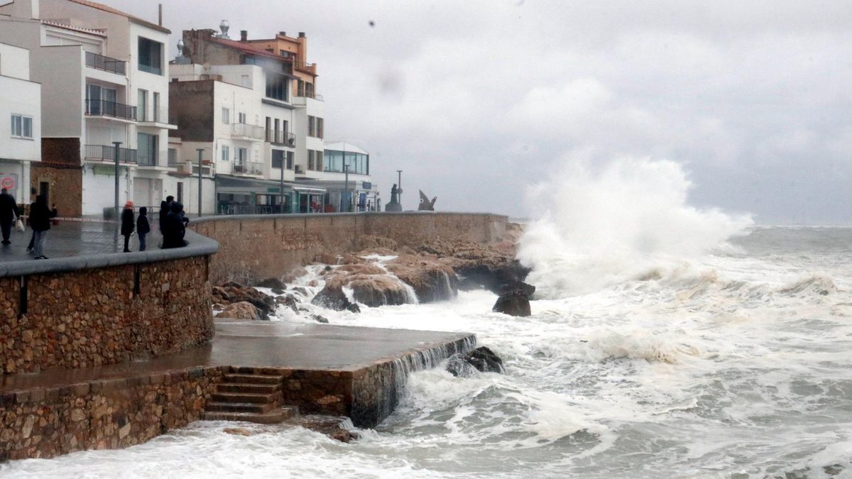 La Generalitat envía una alerta por el temporal de viento y mala mar en Barcelona, Girona y Terres de l'Ebre