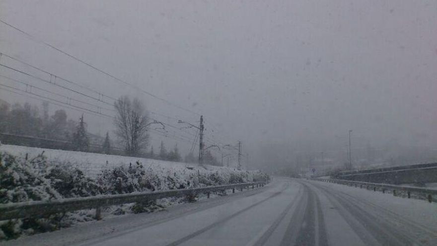 Cerrado para todos los vehículos el puerto de Opakua y prohibido el paso a camiones y articulados en Azazeta y Zaldiaran