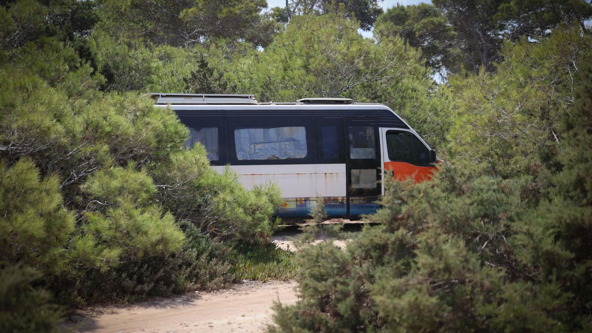 Una caravana aparcada en la finca propiedad de Paquita 'Marsan' donde se construirán viviendas.