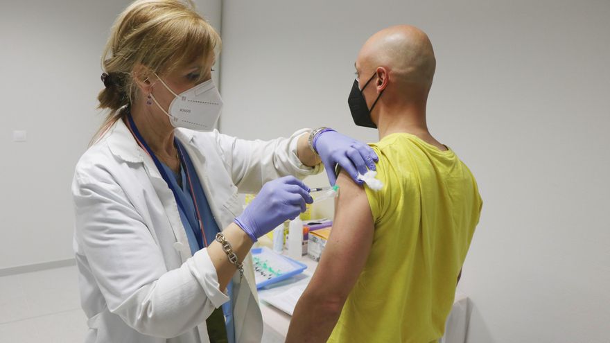 Policías, Protección Civil y bomberos retoman la vacunación de AstraZeneca: "Estamos desde que empezó esto y vamos a estar hasta que se termine"