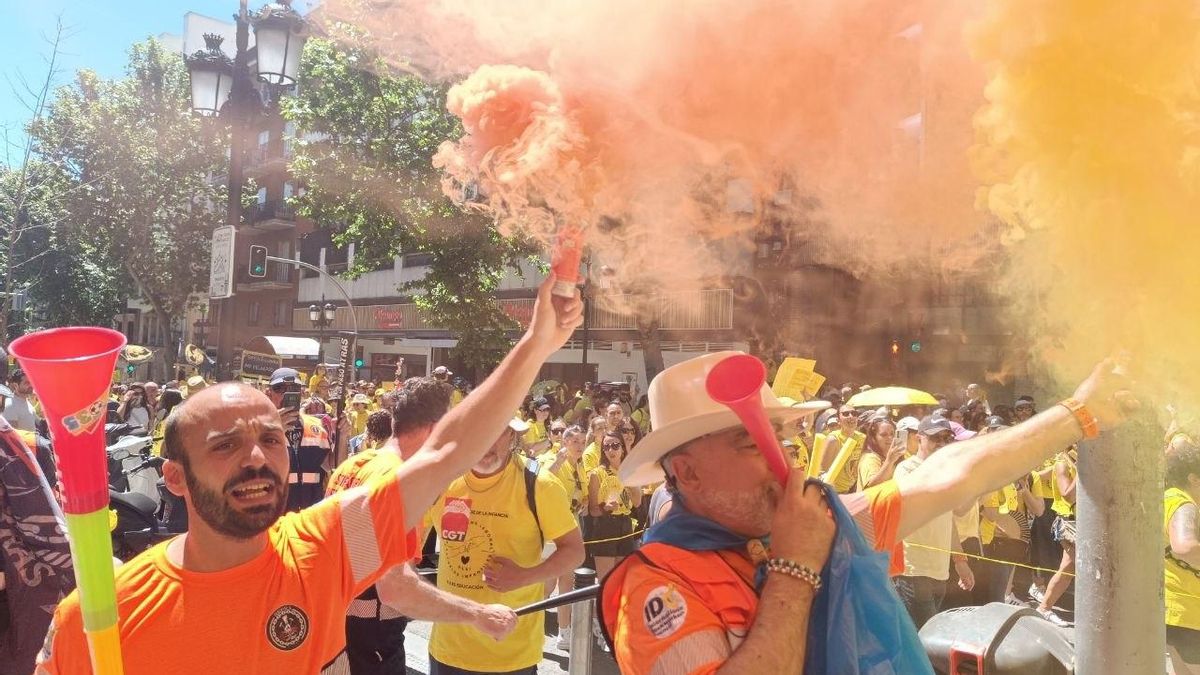 Manifestantes portan varias bengalas durante la protesta de este sábado.