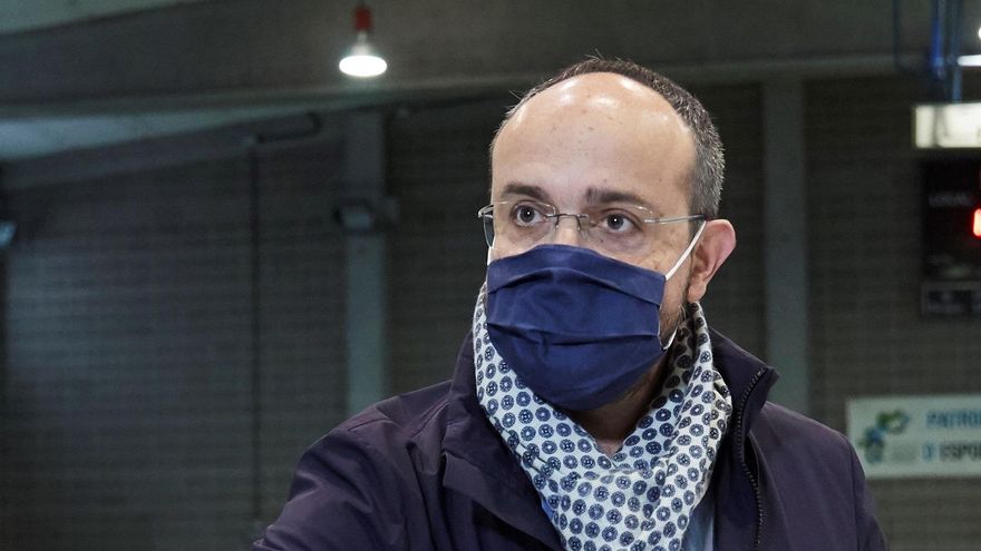 El candidato del PPC Alejandro Fernández vota en el pabellón Sant Pere Sant Pau en Tarragona
