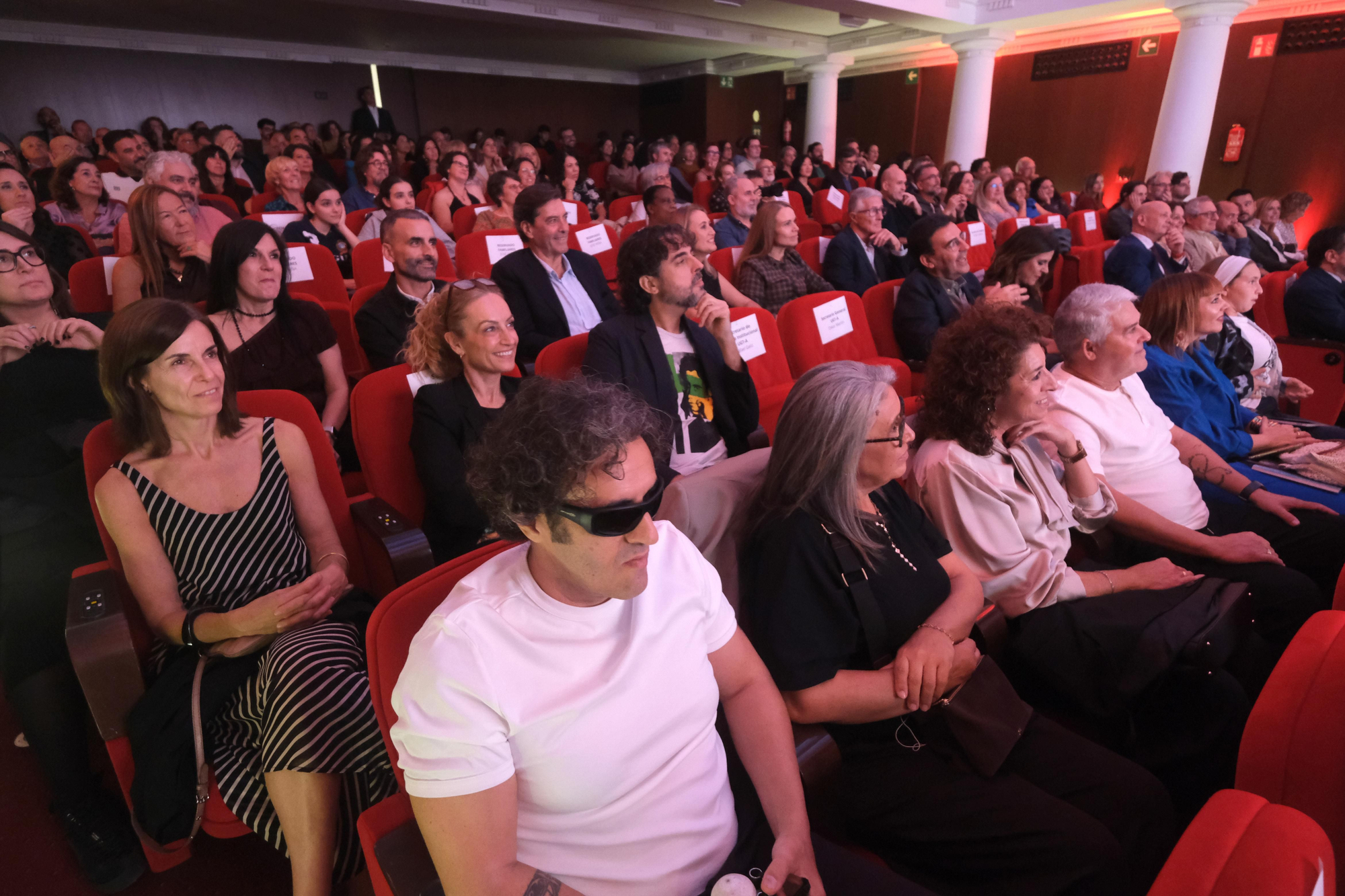 El público presente en el Teatro Cajasol disfrutó de una noche divertida y emocionante.