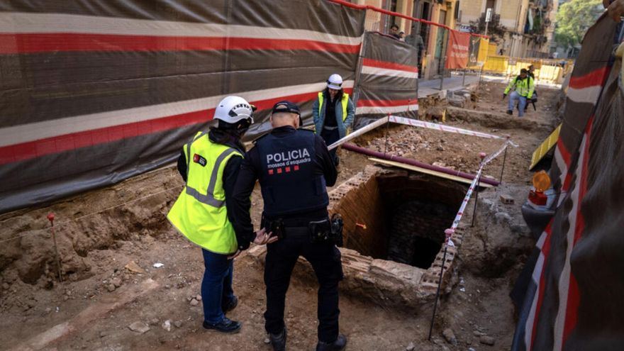 Salen a la luz letrinas e instalaciones eléctricas a raíz de unas obras en un refugio antiaéreo en Barcelona
