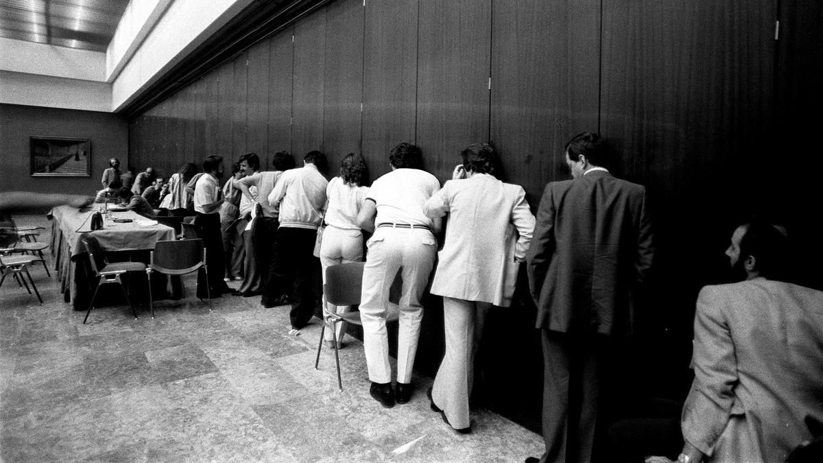 Periodistas arrimados a la puerta en el Consejo Político de UCD en julio de 1982. 