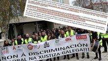 Fragmento de la sentencia y protesta del personal de la administración de justicia durante la huelga que mantuvo el pasado año en Galicia