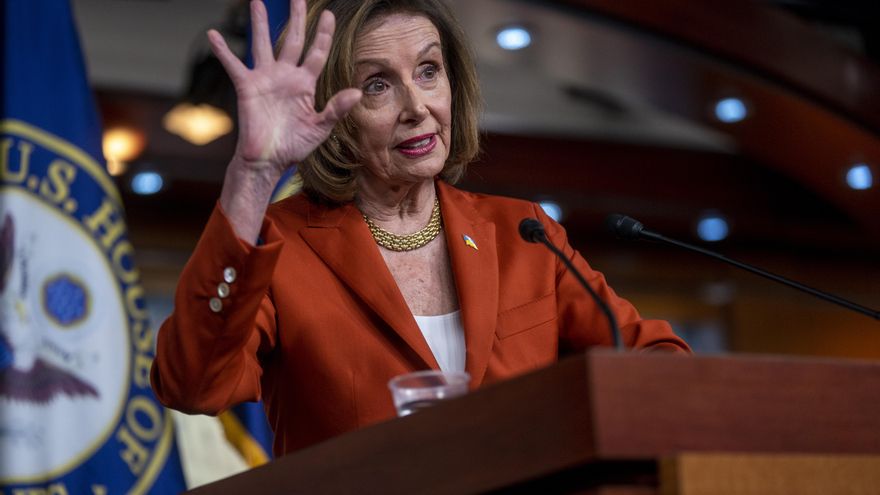 La presidenta de la Cámara de Representantes de Estados Unidos, Nancy Pelosi, fue registrada este miércoles, durante una rueda de prensa, en la sede del Capitolio estadounidense, en Washington DC (EE.UU.). EFE/Shawn Thew