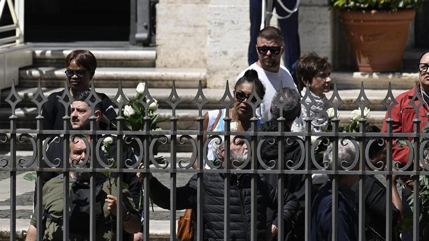 Algunos de los 40 elegidos para despedir al papa