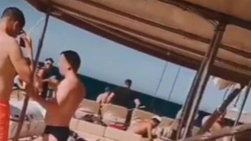 Denunciada una fiesta ilegal multitudinaria en un barco frente a una playa en Gran Canaria