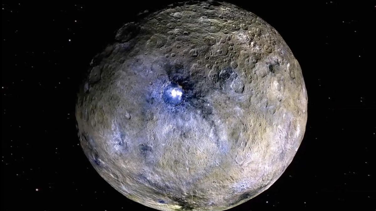 El planeta enano Ceres se muestra en estas representaciones con colores mejorados, basadas en imágenes de la misión Dawn de la NASA. Nuevos modelos térmicos y químicos basados en los datos de la misión indican que Ceres pudo haber tenido hace mucho tiempo condiciones propicias para la vida