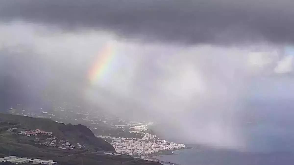 El Gobierno de Canarias eleva la situación a alerta por lluvias en el norte y este La Palma
