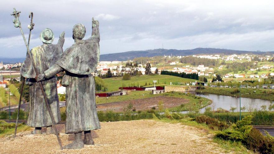 Rodeada de leyendas, esta colina de apenas 380 metros de altura da la bienvenida a los peregrinos que llegan a Santiago