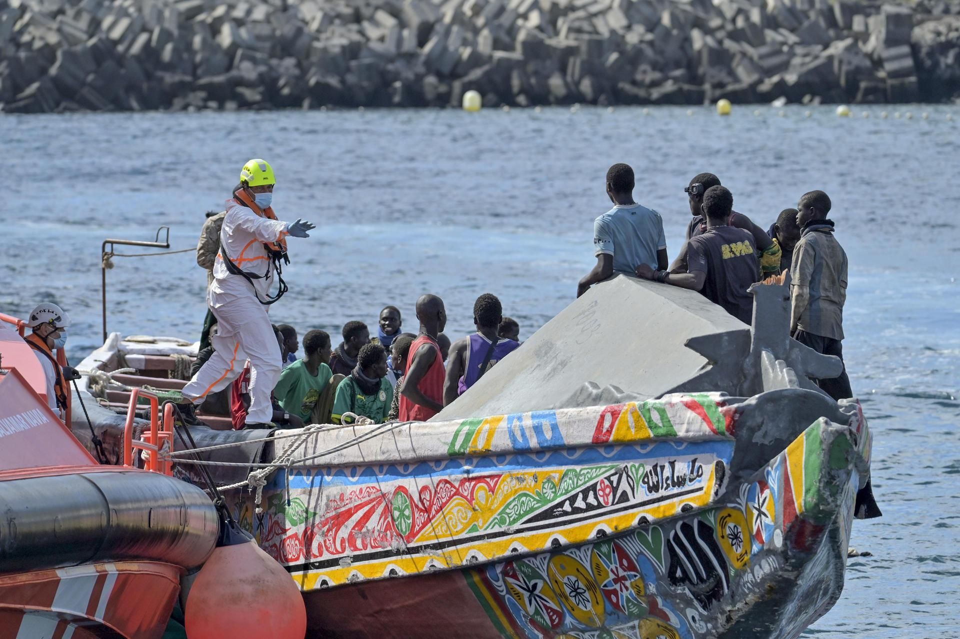 Tercera embarcación que llega a La Restinga este jueves con 33 personas migrantes rescatadas por el buque de Salvamento Marítimo Salvamar Navia en aguas cercanas a El Hierro.