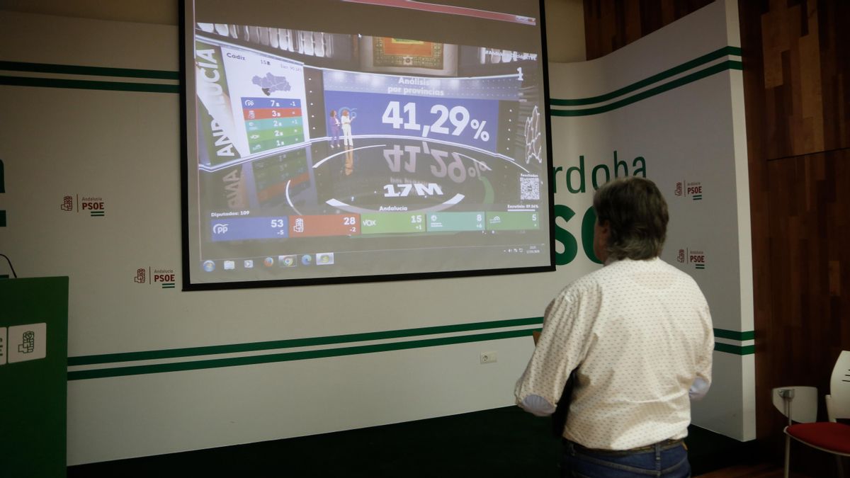 Ambiente en la sede del PSOE viendo el escrutinio
