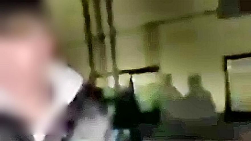 Maltrato animal en La Rioja: dos jóvenes utilizan una gallina como balón de fútbol en las fiestas de Villamediana de Iregua