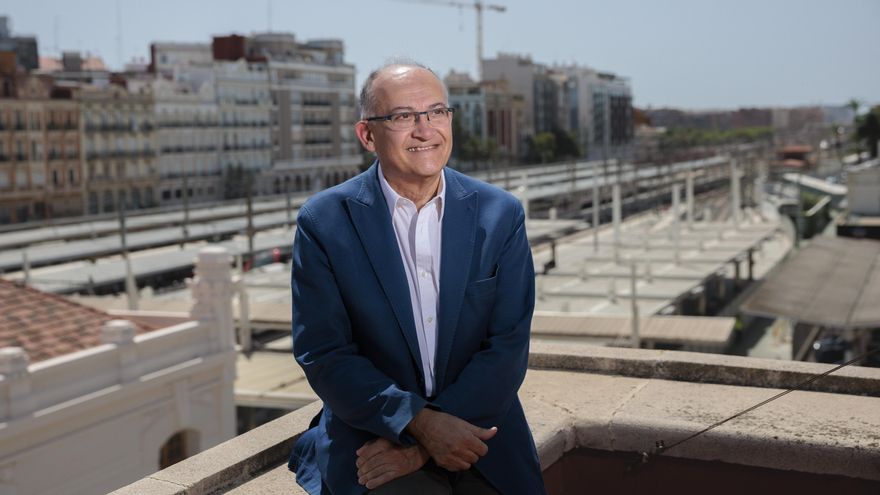 Joan Calabuig, con la playa de vías de la estación del Norte al fondo.