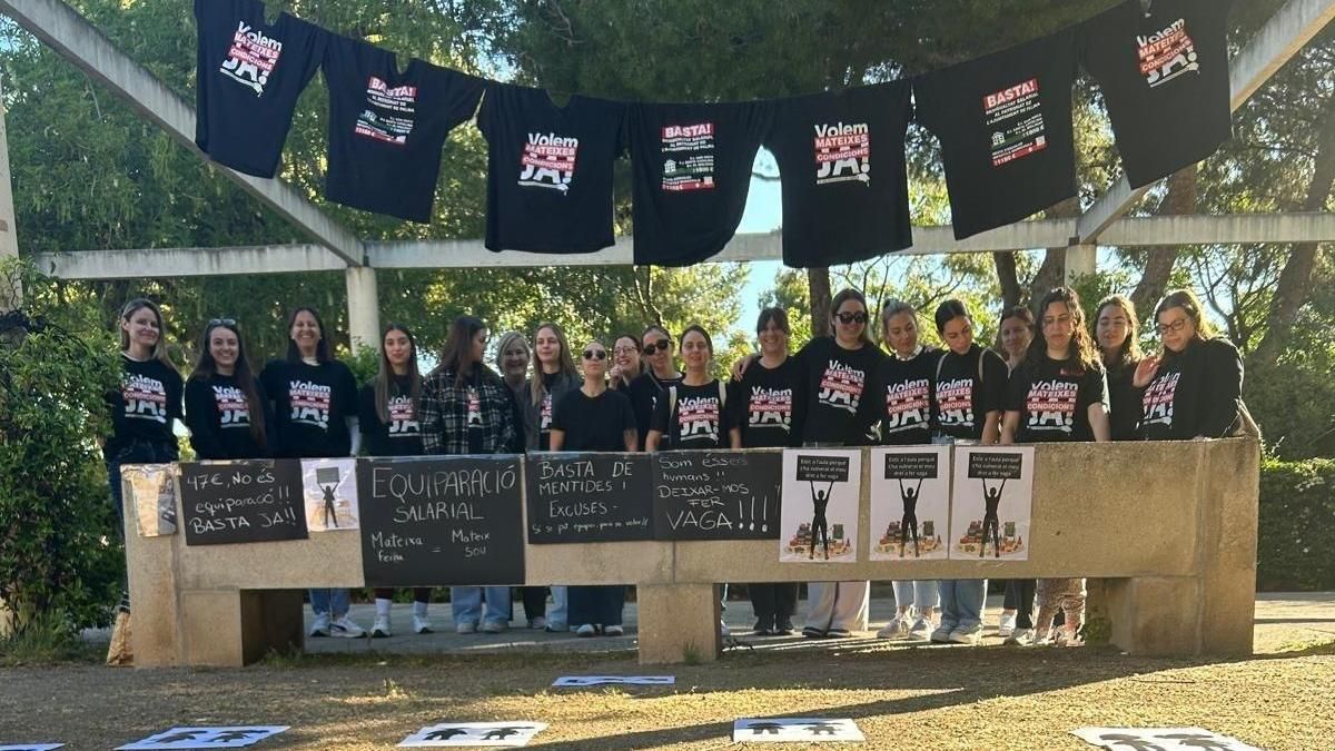 Treballadors de les escoletes extranalitzades de Palma, durant la vaga.