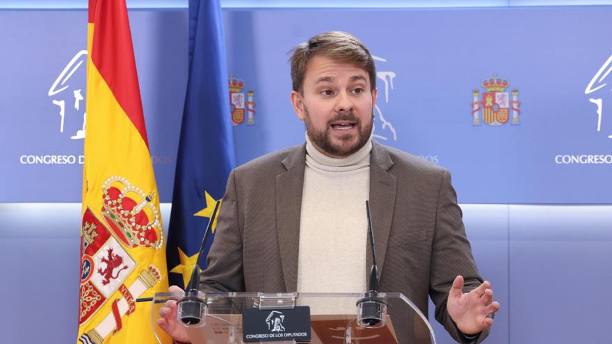 El diputado de Sumar Alberto Ibáñez durante una rueda de prensa, en el Congreso de los Diputados, a 13 de enero de 2025, en Madrid (España).