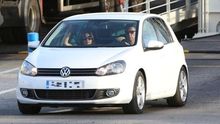 José Manuel Soria, al volante de uno de los coches de la familia, a su llegada este lunes a Gran Canaria en compañía de su esposa, María del Carmen Benítez.
