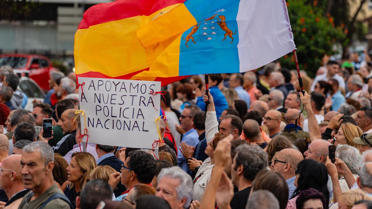 Concentración de apoyo a los policías que intervinieron en el suceso del aeropuerto, este martes en Las Palmas de Gran Canaria.
