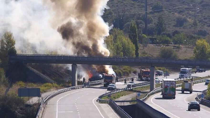 Las llamas se veían a kilómetros de distancia y en toda Ponferrada. Foto: César Sánchez / ICAL.