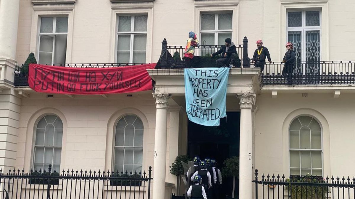 Un grupo de manifestantes protesta en una mansión de un oligarca ruso en Londres, el 4 de marzo de 2022, días después de la invasión rusa a gran escala de Ucrania.