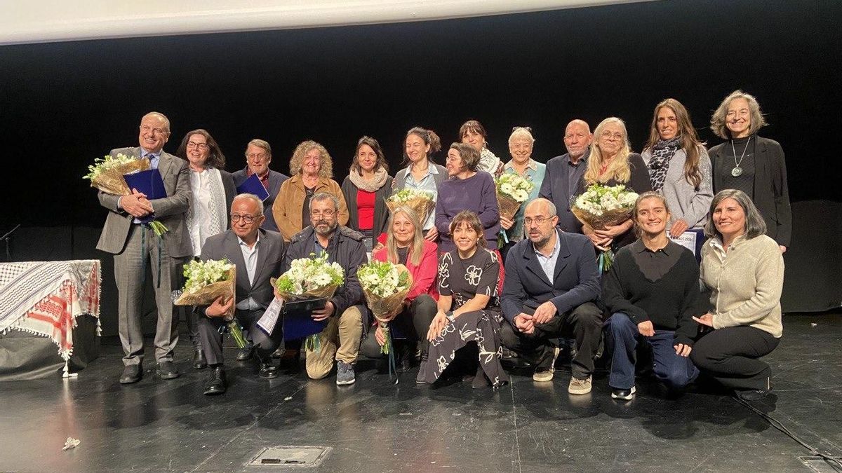 Las tres organizaciones civiles palestinas han sido premiadas por la Asociación Pro Derechos Humanos de España esta semana. En la foto, con todas las personas y entidades premiadas este año 