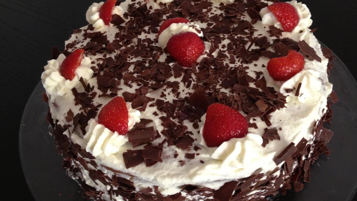 A qué debe su nombre y cómo se hace la famosa tarta Selva Negra