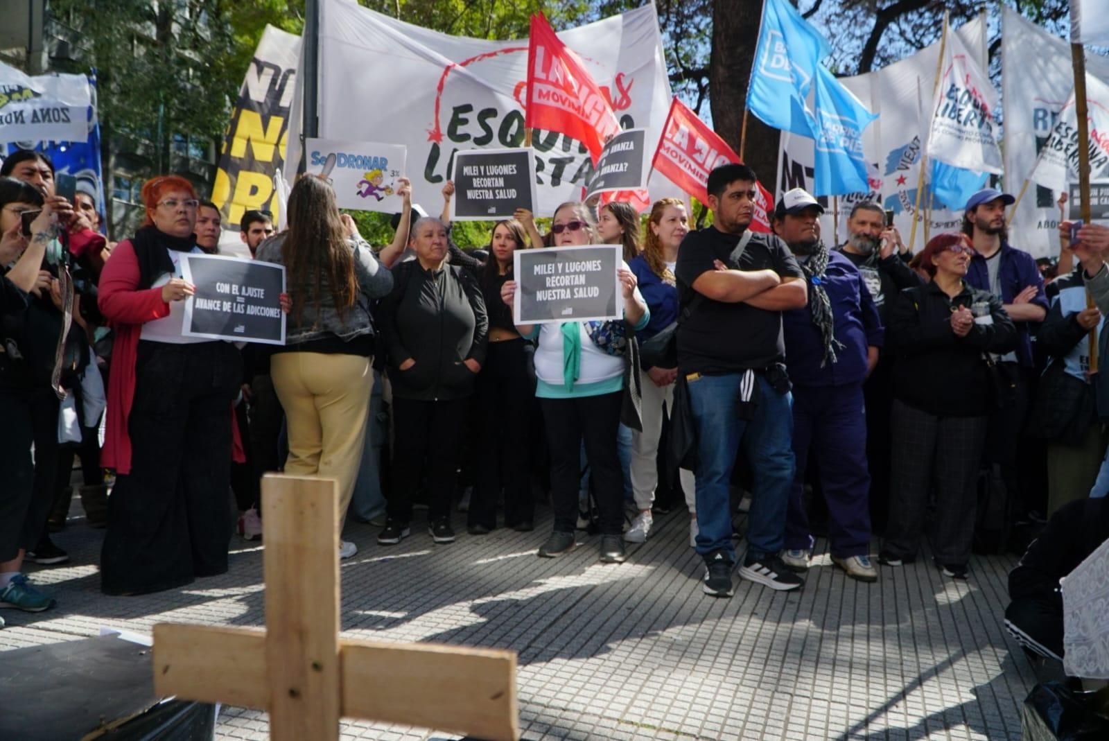 “Milei y Lugones recortan nuestra salud”, decían las pancartas en la protesta que se realizó este jueves contra el cierre de 32 centros de atención integral para jóvenes con consumo problemático de drogas, dispuesto por el gobierno libertario.