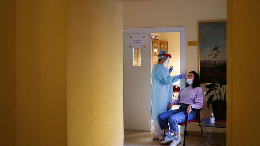 Personal sanitario realiza pruebas PCR. EFE/Emilio Naranjo/Archivo