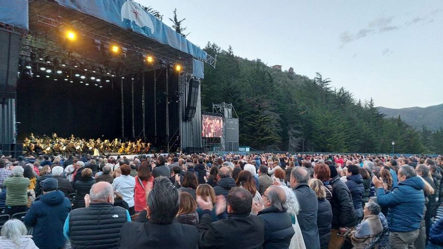 El público se despide de Josep Carreras, Sabina Puértolas y la Orquesta Andrés Segovia entre aplausos y ovaciones.