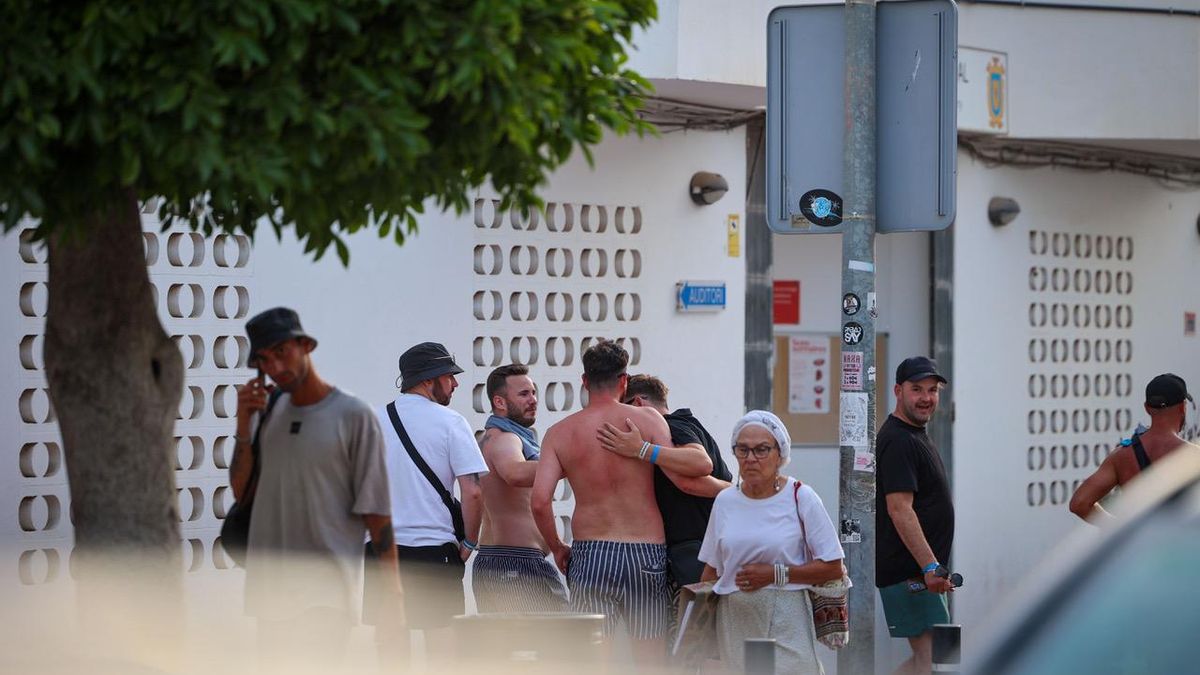 Vecinos y turistas en busca de fiesta, una convivencia imposible en el centro de Sant Antoni.