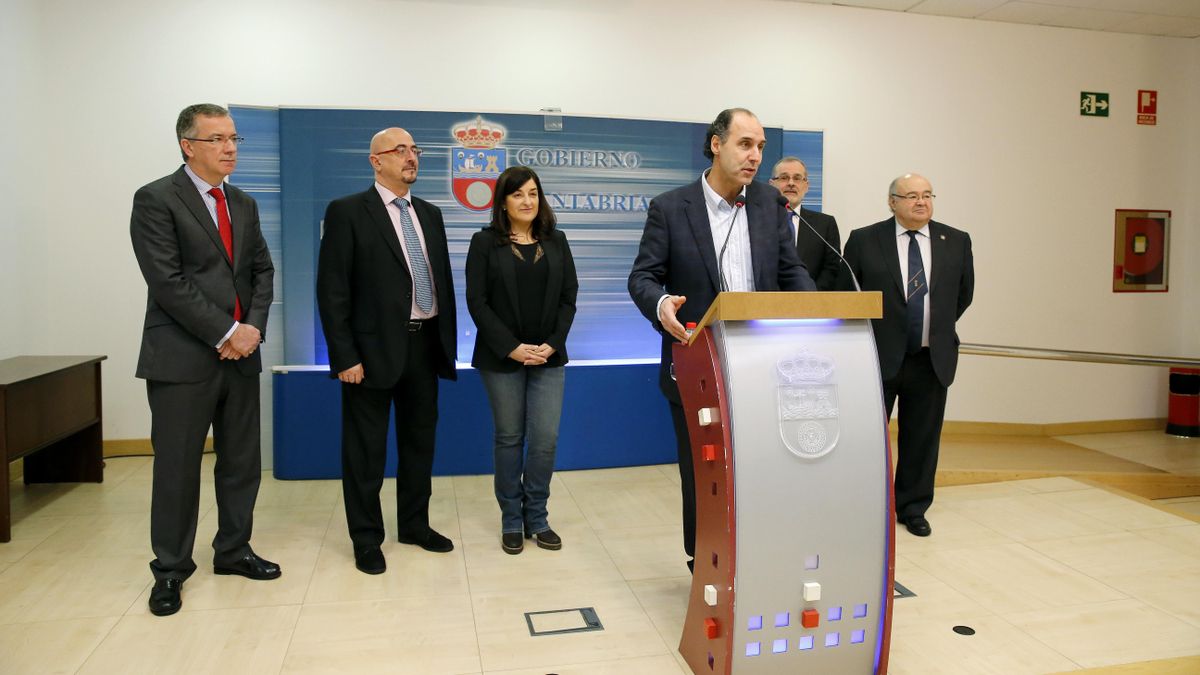El presidente de Cantabria, Ignacio Diego, acompañado por otras autoridades, ha dado a conocer este sábado la obtención del certificado.