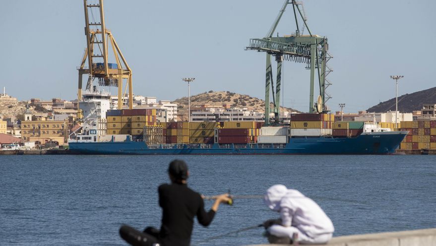 Dos desaparecidos y 14 tripulantes trasladados a España tras una "explosión en la sala de máquinas" de un buque ruso