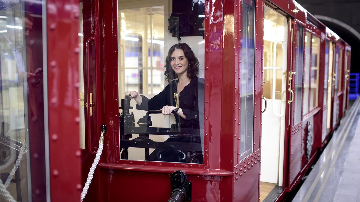 Isabel Díaz Ayuso a los mandos de un vagón clásico del Metro de Madrid.