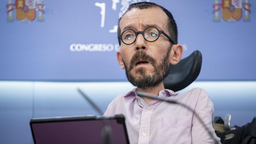 El portavoz de Unidas Podemos en el Congreso, Pablo Echenique, durante una rueda de prensa posterior a la reunión de la Junta de Portavoces, en el Congreso de los Diputados, a 21 de febrero de 2023, en Madrid (España).
