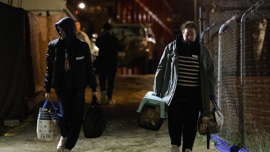 Los vecinos desalojados de Grazalema (Cádiz) llegan este jueves al polideportivo de El Fuerte de Ronda (Málaga).