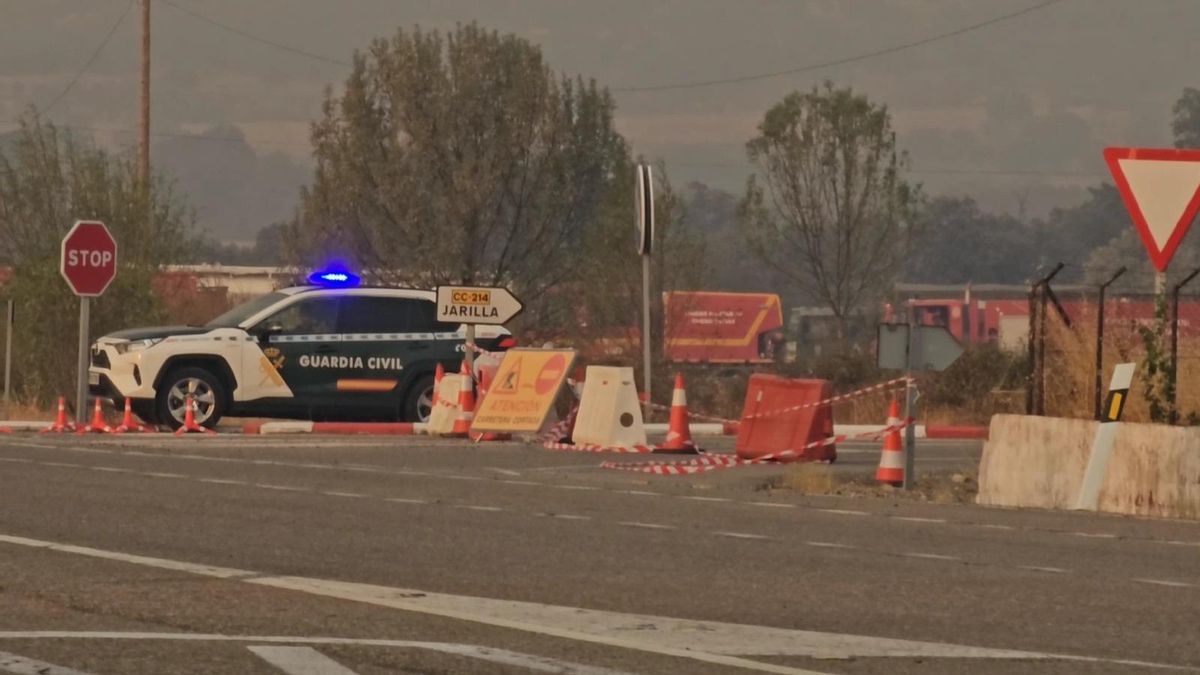 Guardia civil vigilando las carreteras cortadas de la zona