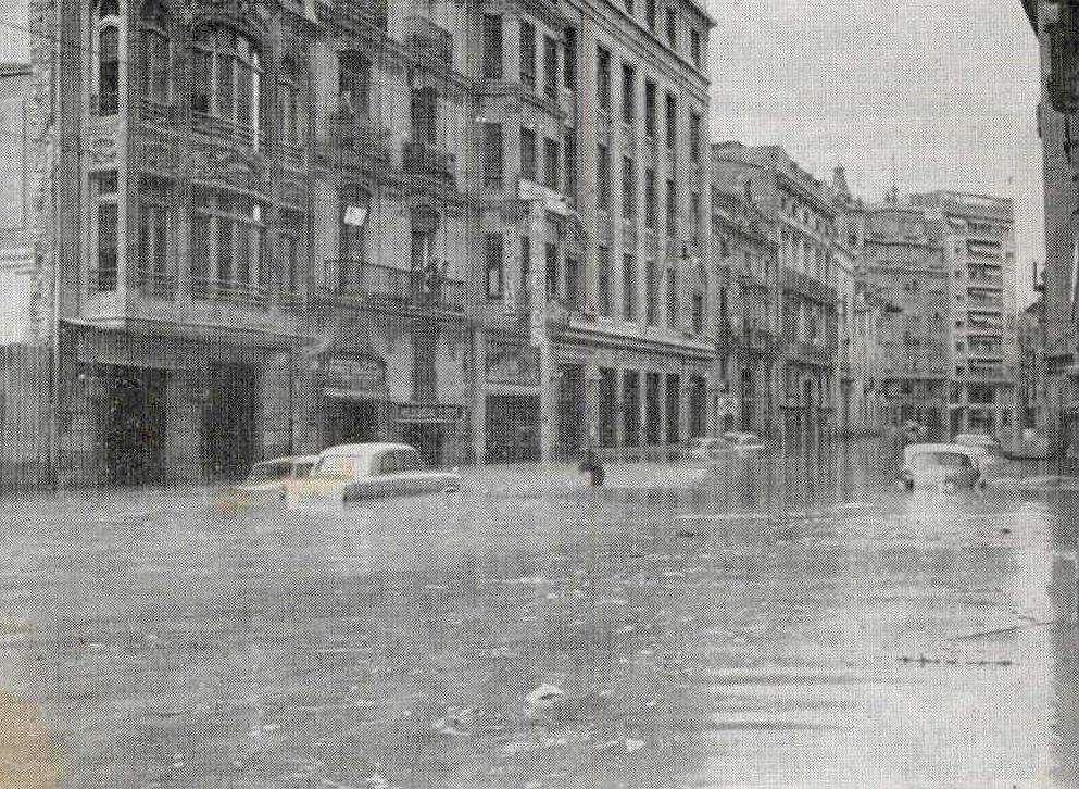 La céntrica calle Pintor Sorolla de València, tras la inundación de 1957