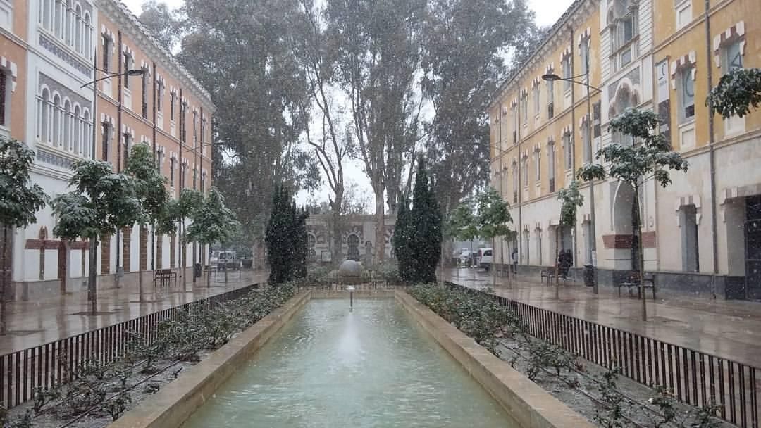 Nieva sobre el Cuartel de artillería en Murcia