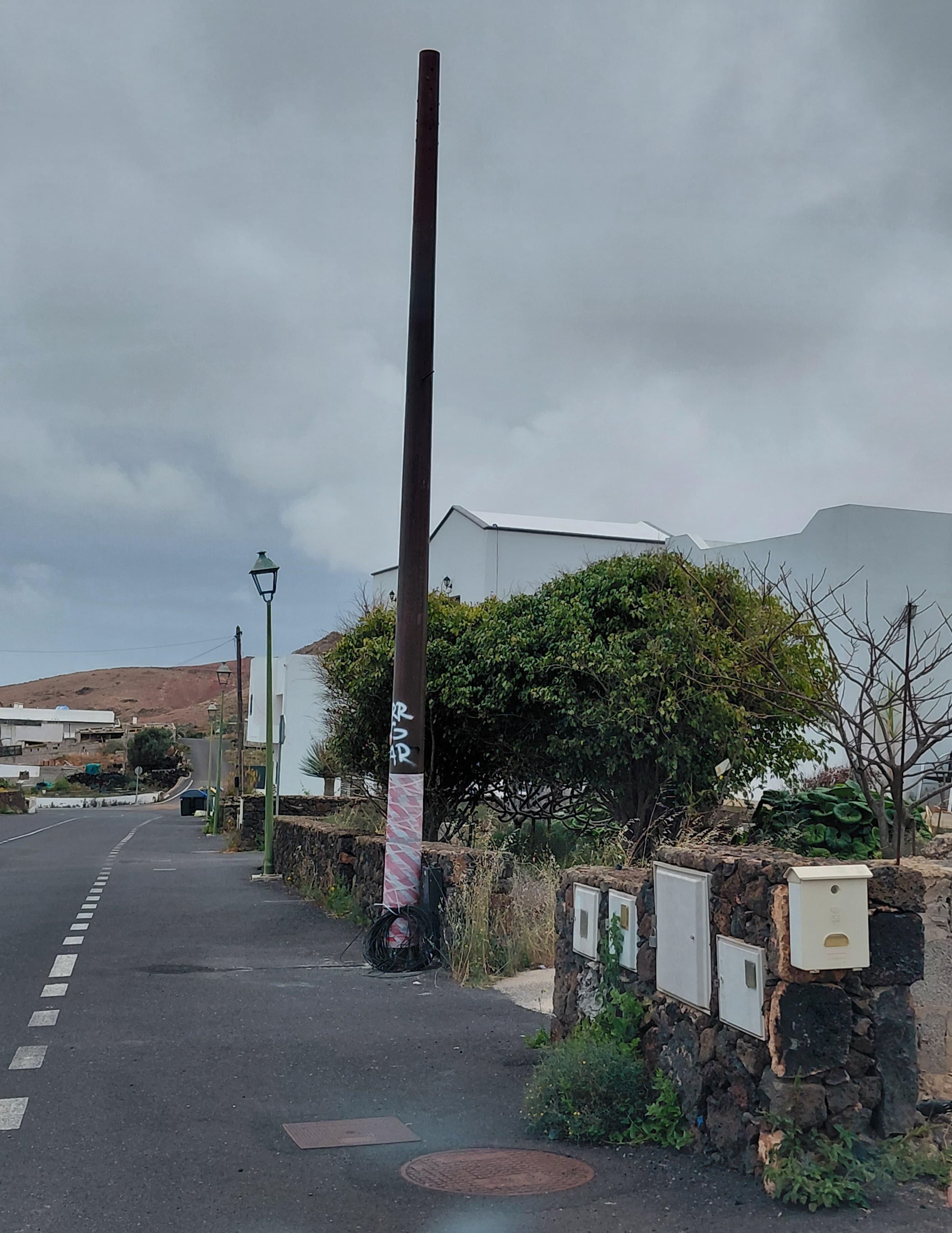 Poste de Telefónica en la calle El Rofero, en Tinajo (Lanzarote).