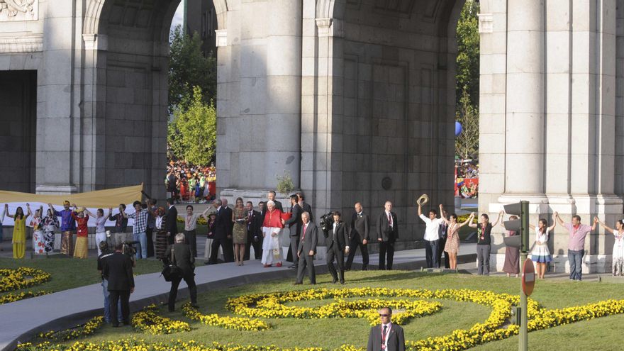Benedicto XVI cruza a pie la Puerta de Alcalá en 2011