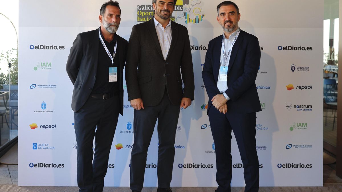 Gonzalo Cortizo, adjunto al director de elDiario.es y director de la edición de Galicia; Diego Calvo, conselleiro de presidencia de la Xunta de Galicia; Ignacio Escolar, director de elDiario.es