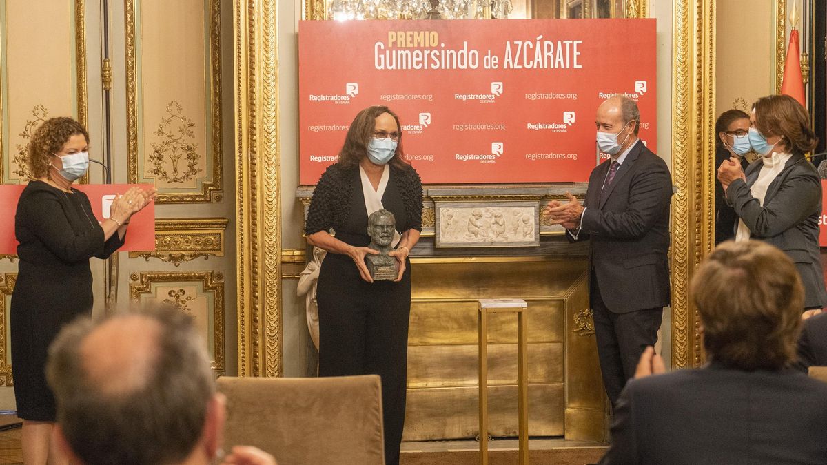 El ministro de Justicia, Juan Carlos Campo, y la decana del Colegio de Registradores de España, María Emilia Adán, entregan el X Premio Gumersindo de Azcárate a la Comunidad Iberoamericana de Naciones.