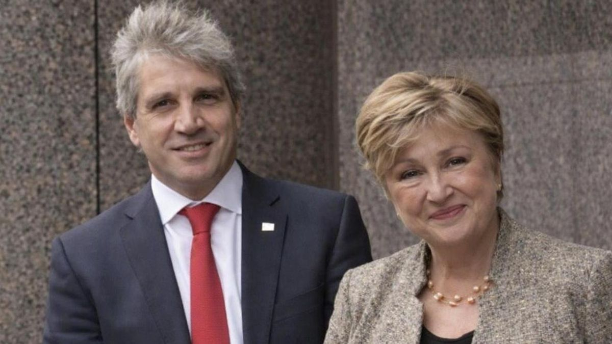 La directora gerente del Fondo Monetario Internacional (FMI), Kristalina Georgieva, con Luis Caputo en la sede del Ministerio de Economía, este lunes.